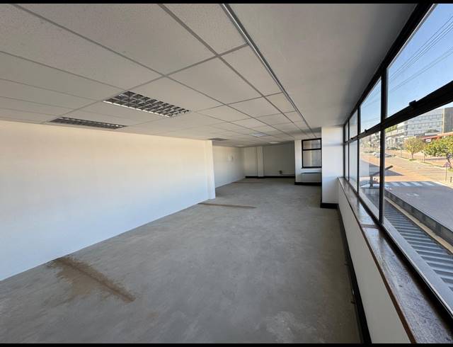 105M² SHOWROOM TO LET IN KRAMERVILLE